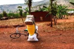 布隆迪大学携手中国医科大学建热带病防治中心 便携式检测设备落地偏远村镇