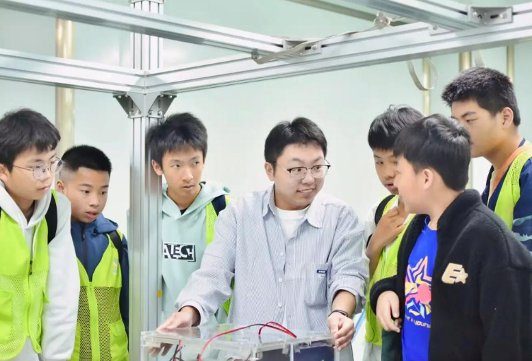 中国清华大学与瑞士苏黎世联邦理工学院共建量子信息联合实验室，引领全球量子科技突破